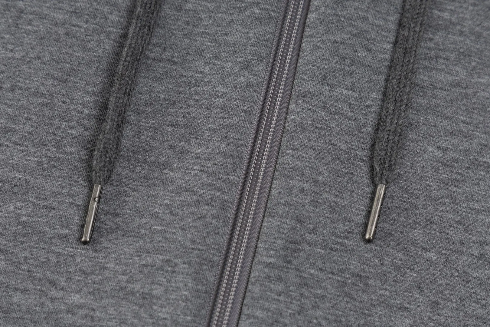 P236 #R95 Ralph Lauren/Ralph Lauren Twelve Color Pony🐎 Embroidered zipper cardigan jacket hooded sweatshirt This hooded sweatshirt is decorated with a simple style that represents Ralph Lauren. It is paired with a pony embroidery pattern, which is three-dimensional and full! The solid color fabric paired with exquisite embroidery instantly sets it off! Hooded sports design, loose and casual fit! The overall texture is very strong! Through the pictures, we can feel the thickness and texture of custom-woven and dyed threads. The workmanship is exquisite. They are shipped from major foreign trade factories. They are all made by masters with many years of experience. Everything is of high standards and requirements! Simple and versatile style ~ super delicate and soft, close to the body without being tied, all fabrics and accessories are original custom-made and of high quality! Perfectly reflects the brand’s sense of superiority! Standard cut, comfortable stretch, unrestricted movement! Highly practical, high-end and classy! Versatile style ~ can be paired with jeans or jogging pants. Ideal for transitioning from your morning commute to weekend events!  Color: Black with red label Black with white label Khaki Navy blue with red label Navy blue with white label White Light gray Dark gray Burgundy Army green Light blue Pink Size: S M L